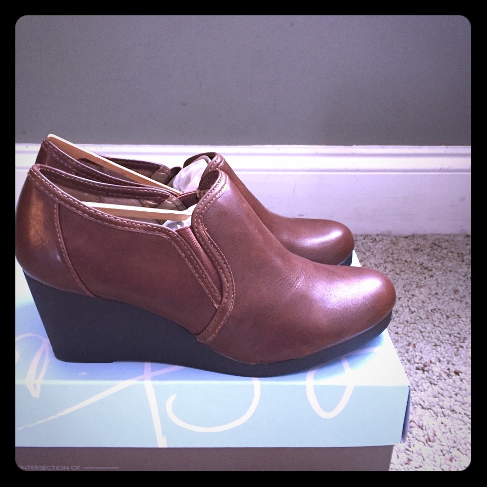 Life Stride dark tan cowgirl wedge